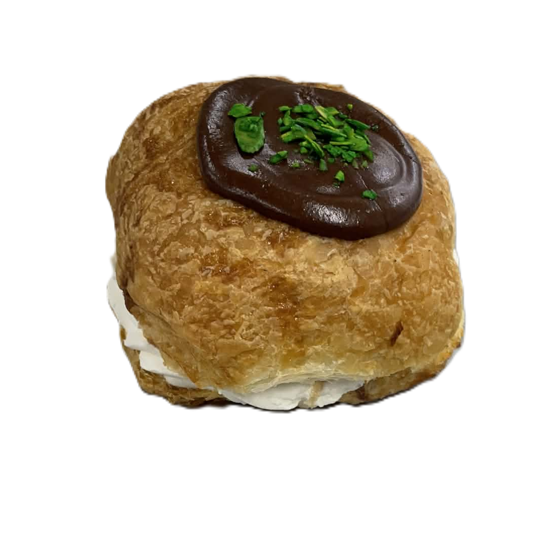 Fastelavnsbolle m/ flødeskum og pistacie